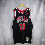 Scottie Pippen. Chicago Bulls. Negra-Roja.Temporada 1996-97. Hardwood Classics.Swingman,