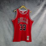 Scottie Pippen. Chicago Bulls.#33. 1997-98. Roja. Hardwood Classics. Swingman.