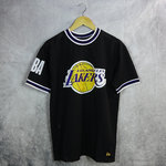 Camiseta Los Angeles Lakers New Era negra con aplique extragrande y manga corta con puño a rayas,