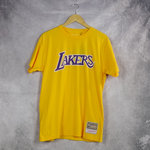 Camiseta Los Angeles Lakers manga corta amarilla.  Worn Logo / Wordmark.
