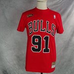 Camiseta Dennis Rodman - Chicago Bulls. #91. Manga corta roja algodón. Hardwood Classics. NBA.