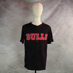 Camiseta New Era Chicago Bulls. button. negra