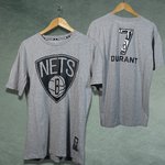 Camiseta Kevin Durant. Brooklyn Nets. #7. manga corta. Color gris. By the numbers. NBA Brand