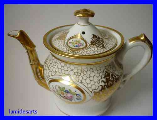 Teekanne aus Paris Porzellan 1850 - 1870