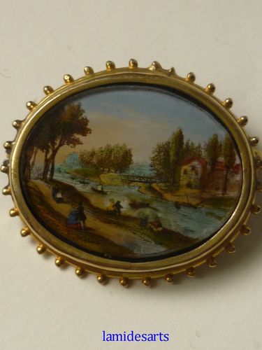 ANTIQUE BROOCH PRINTED AND PAINTED UNDER THE GLASS