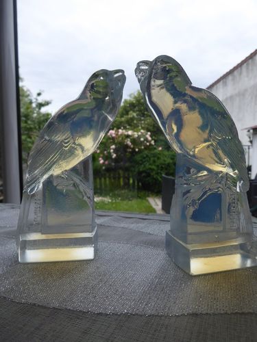 ETLING PAIR OF ART DECO OPALESCENT GLASS BIRDS PARAKEETS