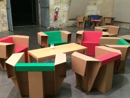 Aménagement fauteuils et tables en carton à Angoulême\\n\\n28/11/2016 13:18