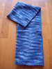 Longue écharpe bleue en soie tramée chenille