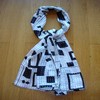 Echarpe foulard imprimé noir et blanc en mousseline de soie seersucker MARC ROZIER