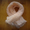 Echarpe plissée en mousseline de soie nude