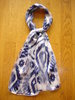 Echarpe imprimée en mousseline de soie bandes satin MARC ROZIER blanche et bleu marine