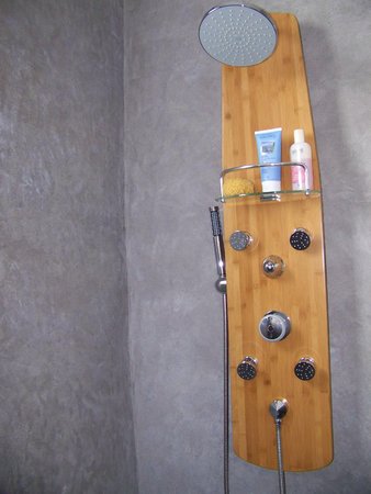 salle de bain en tadelakt noir de rome avec douche à l'italienne, receveur en tadelakt.\\n\\n03/06/2007 07:19
