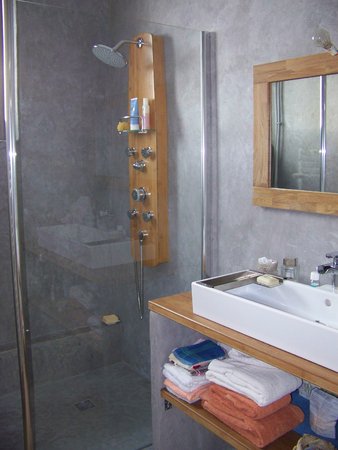 salle de bain en tadelakt noir de rome avec douche à l'italienne, receveur en tadelakt.\\n\\n03/06/2007 07:21