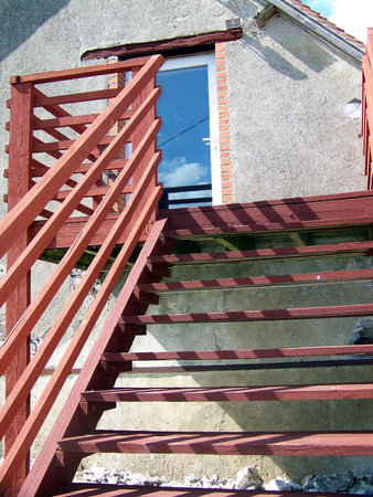 peinture à l'ocre: ballustres ocre rouge, marches, dessus de porte et palier hématite du puisaye.\\n\\n02/09/2011 16:36