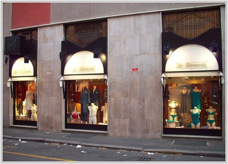 Vista laterale da Via Cesare Battisti angolo Via Rovani boutique "Di Bernardo" (vetrine 3, 4, 5) ... Maggio 2014\\n\\n07/05/2014 19.27