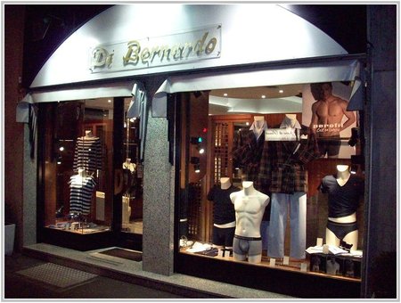 Ingresso da Via Rovani 92 boutique "Di Bernardo" (vetrine 1 e 2) ... Marzo 2015\\n\\n12/03/2015 19.38