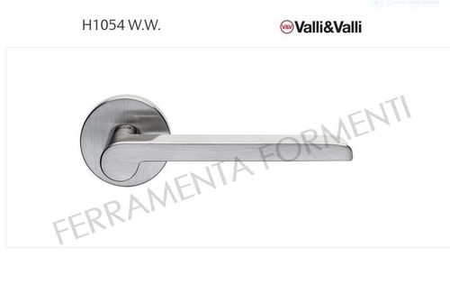 Maniglia porta Valli &amp;Valli H1054 R8 W.W., in ottone colore nichel opaco, design Valli Workshop