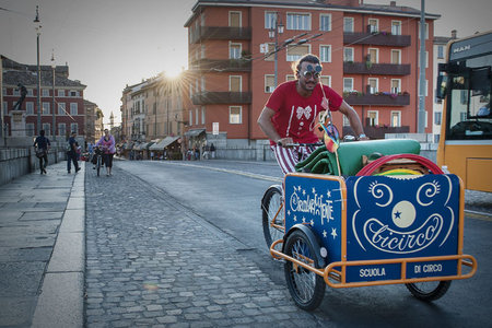 triciclo per circo di strada per bambini, il mezzo ideale per gli artisti di strada\\n\\n11/12/2015 01.30
